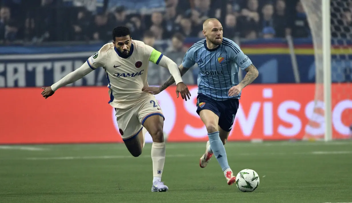 Pemain Chelsea, Reece James (kiri) berebut bola dengan pemain Djurgardens,  Adam Stahl dalam laga leg 1 semifinal Conference League 2024/2025 di 3Arena, Stockholm, Swedia, Kamis (01/05/2025) waktu setempat. (AP Photo/TT News Agency/Jonas Ekstroemer)