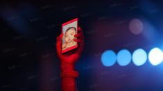 Pemain Persipura, Ruben Sanadi, mengangkat handphone dengan gambar anaknya sebelum kick off melawan Persija di Stadion Mandala, Jayapura, Papua, Jumat (29/4/2016). (Bola.com/Nicklas Hanoatubun)