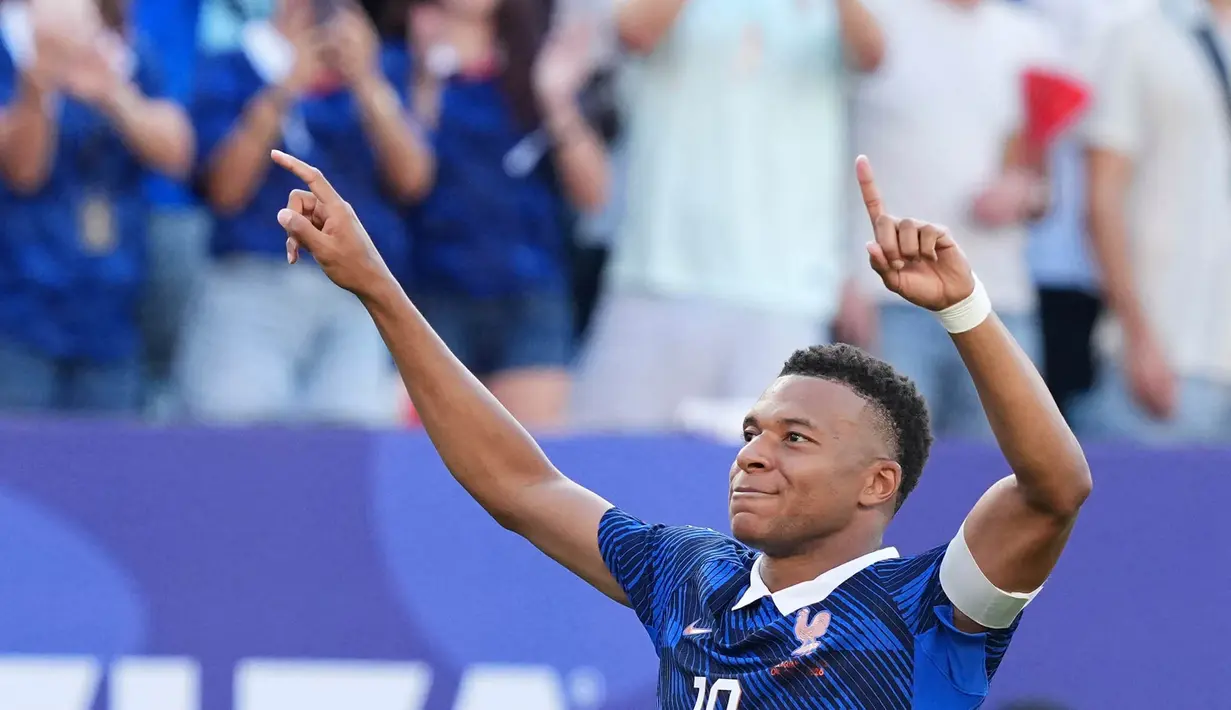 Pemain Prancis Kylian Mbappe melaukan selebrasi  setelah mencetak gol dari tendangan penalti sebagai gol pembuka dalam pertandingan sepak bola babak 16 besar Piala Dunia antara Paraguay dan Prancis di Philadelphia, Sabtu (04/07/2026). (AP Photo/Martin Meissner)