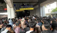 Eskalator Stasiun Duri Masih Diperbaiki, Penumpang Berdesakan
