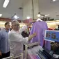 Mendag Zulkifli Hasan saat membeli produk-produk lokal di Pusat Grosir Cililitan (PGC) Jakarta Timur, Selasa (3/10).