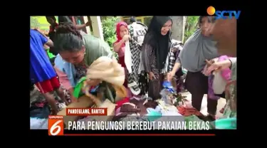 Sejumlah pengungsi korban tsunami Selat Sunda berebutan pakaian bekas di posko pengungsian di Carita. Pakaian tersebut disumbang dari sejumlah masyarakat dan relawan.