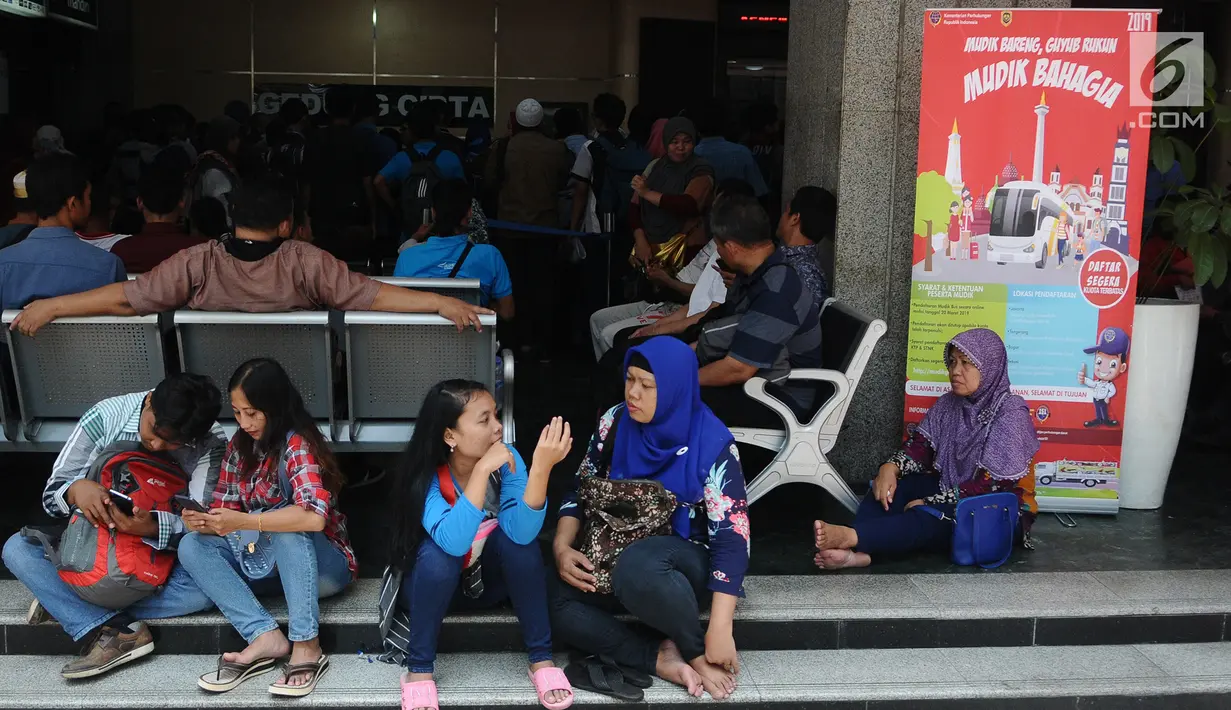 Warga mengantri  untuk mendaftar  mudik gratis di Kantor Kemenhub, Jakarta, Senin (25/03). Pendaftaran mudik gratis  sudah mulai dibuka pada Rabu (20/3), Pendaftaran akan ditutup apabila kuota  terpenuhi, warga harus mendaftar online di laman mudikgratis.dephub.go.id.Liputan6.com/ Herman Zakharia