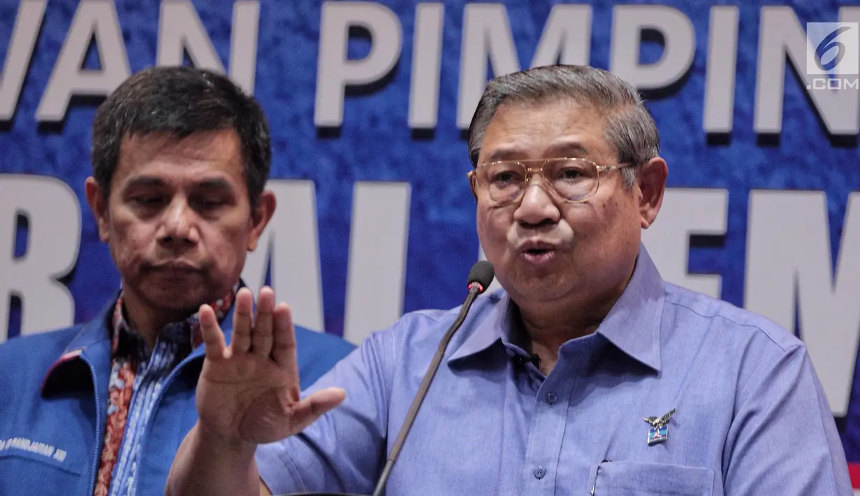 Ketua Umum Partai Demokrat Susilo Bambang Yudhoyono (tengah) menyampaikan keterangan di DPP Demokrat, Jakarta, Senin (30/10). Keterangan tersebut terkait revisi UU Ormas yang akan diajukan Partai Demokrat. (Liputan6.com/Faizal Fanani)
