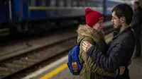 Pasangan mengucapkan selamat tinggal sebelum naik kereta menuju Lviv di stasiun Kyiv, Ukraina, 3 Maret 2022. Sejumlah keluarga terpaksa terpisah, dengan mayoritas pria tetap tinggal di Ukraina untuk mempertahankan negaranya dari invasi Rusia. (AP Photo/Emilio Morenatti)