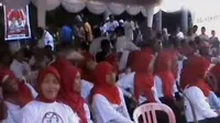 Di kota Selong Lombok Timur warga pecinta Jokowi menggelar deklarasi dukungan sambil mengumpulkan uang saweran secara suka rela.