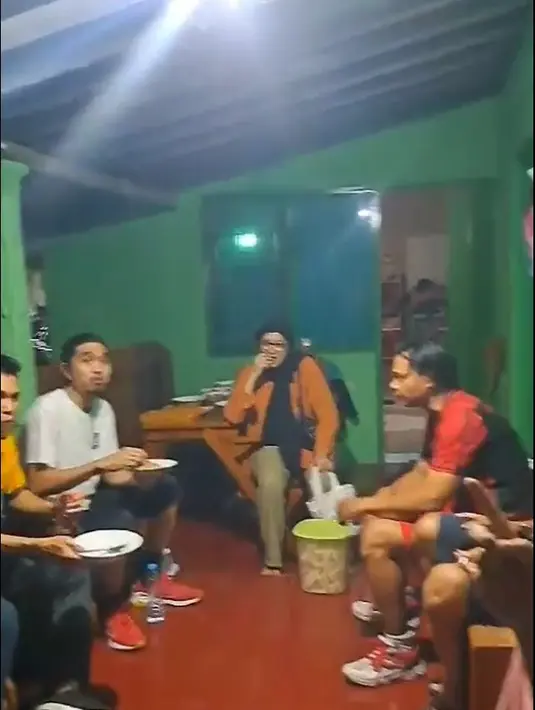 Meski sebagai artis populer dan vokalis band papan atas, Duta tampak santai berbaur dengan tetangga. Begitu juga saat mengikuti kegiatan warga turnamen voli. [Instagram/rt03ganjurancc]