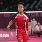 Pebulutangkis Indonesia Anthony Sinisuka Ginting berselebrasi usai mengalahkan Anders Antonsen dari Denmark pada perempat final tunggal putra Badminton Olimpiade Tokyo 2020 di Tokyo, Jepang, Sabtu (31/7/2021). Anthony  Ginting menang atas Antonsen 21-18, 15-21, 21-18. (AP Photo/Markus Schreiber)