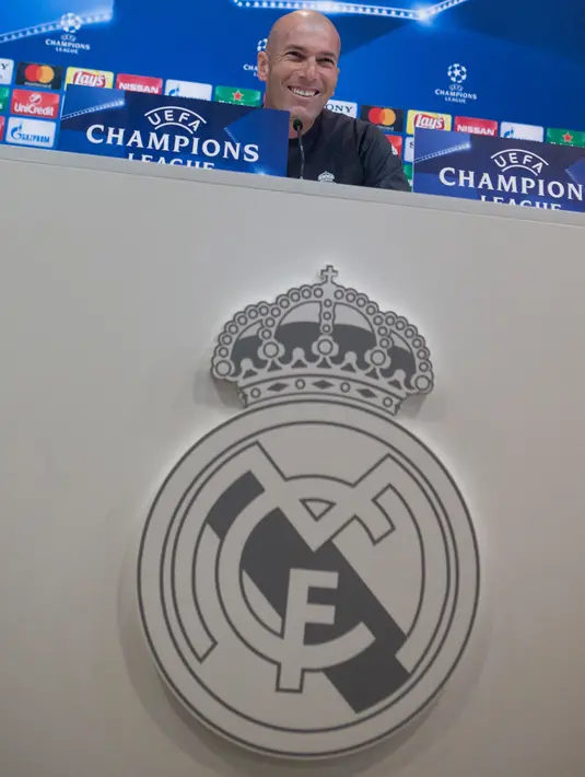 Pelatih Real Madrid, Zinedine Zidane tersenyum saat jumpa pers di media open day di Madrid, (30/5). Real Madrid akan bertanding melawan Juventus Sabtu 3 Juni di final Liga Champions di Cardiff. (AP Photo / Paul White)