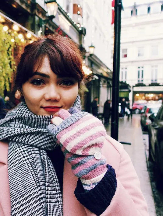 Dari foto-foto yang diunggah sejak kemarin, Rina terlihat hanya sendirian menikmati liburannya. Tak ingin kehilangan momen, Rina selalu mengabadikannya dengan berselfie. (Instagram/rinanose16)