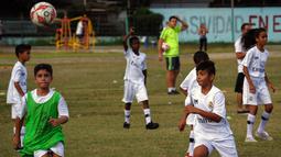 Anak-anak yang dilatih oleh Emilio Butragueno merupakan bagian dari Real Madrid Foundation. (AFP/Yamil Lage)