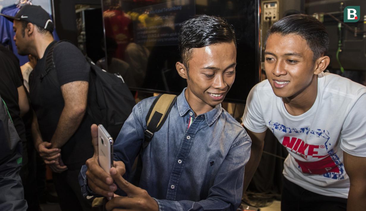 Pesepak bola, Febri Hariyadi foto bersama fans saat peluncuran Nike Born Mercurial 360 di Fisik Football, Jakarta, Rabu (7/3/2018). Nike merilis model terbaru Nike Mercurial Superfly dan Vapor 360. (Bola.com/Vitalis Yogi Trisna)