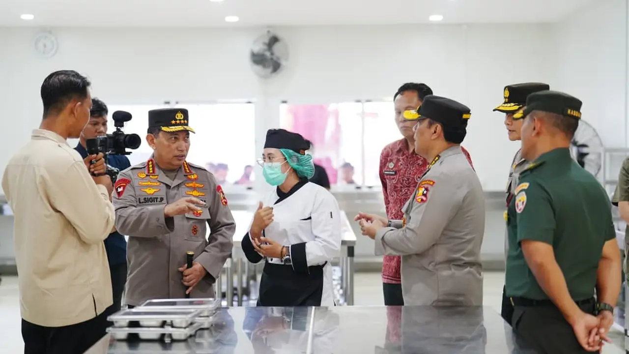 Kapolri Jenderal Listyo Sigit Prabowo melakukan peninjauan langsung ke Satuan Pelayanan Pemenuhan Gizi (SPPG) Polda Bali, Senin (16/6/2025) (polri.go.id)