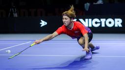 Kodai Naraoka dari tim Rockets berusaha mengembalikan kok ke arah Jonatan Christie dari tim Blitzers dalam laga Badminton XL 2025 di Istora Senayan, Jakarta, Jumat (03/10/2025). (Bola.com/Bagaskara Lazuardi)