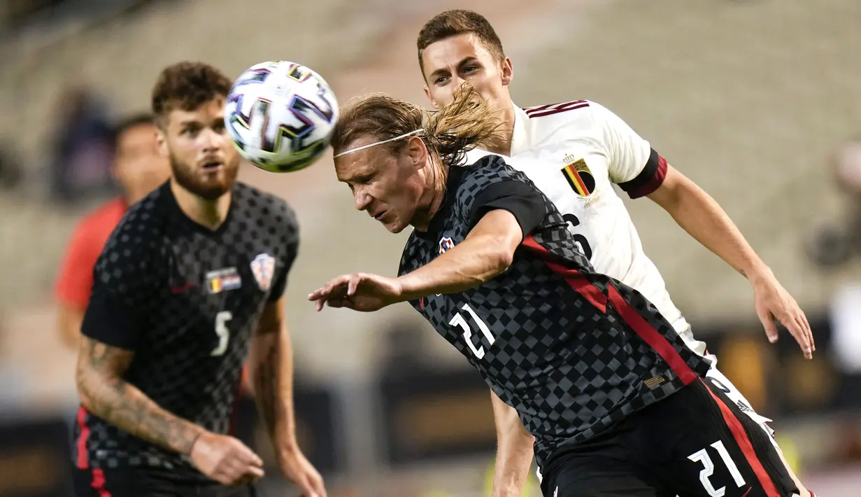 Gelandang timnas Kroasia, Domagoj Vida dikejar gelandang timnas Belgia, Thorgan Hazard dalam laga uji coba menjelang Euro 2020 di Stade Roi Baudouin, Senin (7/6/2021) dinihari WIB. Belgia mengatasi Kroasia dengan skor 1-0 berkat gol semata wayang Romelu Lukaku. (AP Photo/Francisco Seco)