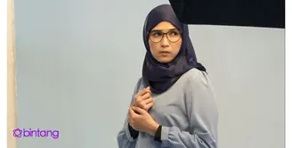 Dinda Kanyadewi baru saja menjalankan sesi foto untuk sebuah film yang berjudul ‘Pesantren Impian’ yang diadaptasikan dari novel karya Asma Nadia. Tantangannya, Dinda akan menggunakan hijab dan berperan sebagai karakter protagonis.