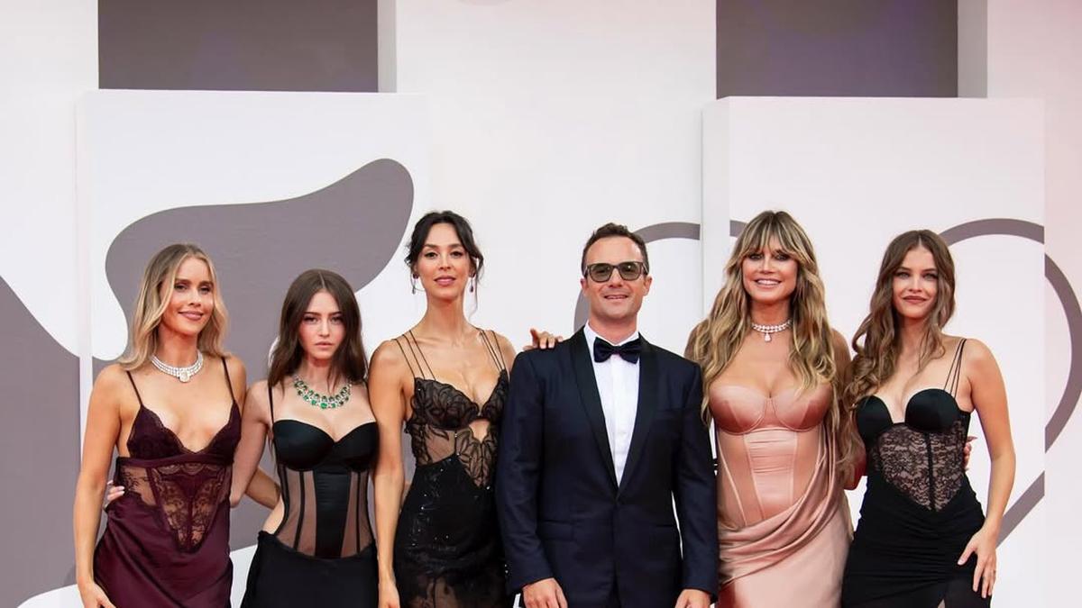 Lingerie Jadi Busana Couture Red Carpet Venice International Film Festival 2025, Dipakai Barbara Palvin - Ponakan Kembar Putri Diana