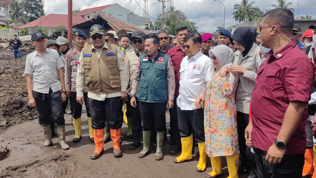 Ketua Umum Palang Merah Indonesia (PMI), Jusuf Kalla (JK), meninjau langsung lokasi bencana banjir bandang lahar dingin di Kabupaten Agam dan Kabupaten Tanah Datar, Sumatera Barat.