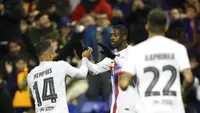 Ousmabe Dembele disambut rekan-rekannya usai mencetak gol untuk Barcelona ke gawang Intercity pada babak 32 besar Copa del Rey 2022/2023, Kamis (5/1/2023) dini hari WIB. (AP Photo/Alberto Saiz)