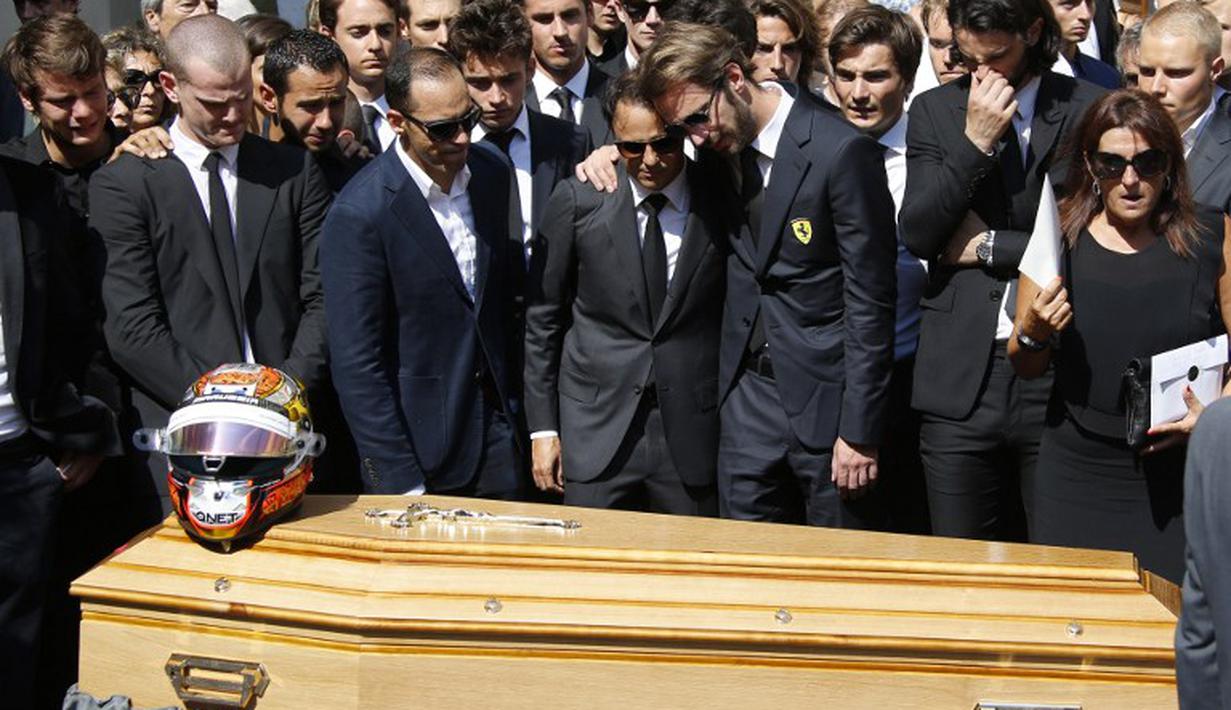 Pebalap F1, Jean-Eric Vergne (kanan), Pastor Maldonado dan Felipe Massa (tengah) berdiri di depan peti jenazah Jules Bianchi saat upacara pemakaman di Kathedral Sainte Reparate, Nice, Prancis. (21/7/2015). (AFP PHOTO/VALERY HACHE)