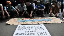 Massa yang tergabung dalam Jaringan Rakyat Miskin Kota (JRMK) dan Serikat Becak Jakarta (Sebaja) saat menggelar aksi di depan Balai Kota, Jakarta, Senin (23/7). (Merdeka.com/Iqbal S. Nugroho)