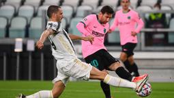 Penyerang Barcelona, Lionel Messi, berusaha melepaskan tendangan saat menghadapi Juventus pada laga lanjutan Liga Champions 2020/2021 di Allianz Stadium, Kamis (29/10/2020) dini hari WIB. Barcelona menang 2-0 atas Juventus. (AFP/Marco Bertorello)