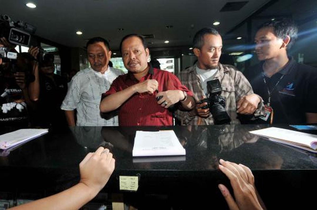 Wakil Ketua Fraksi Demokrat  Sutan Bhatoegana  memberikan keterangna k 
