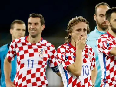 Ekspresi pemain Kroasia usai dikalahkan Portugal 2-1 di babak 16 besar piala Eropa 2016 di  Stade Bollaert, Lens , Prancis, (26/6). (REUTERS / Gonzalo Fuentes)