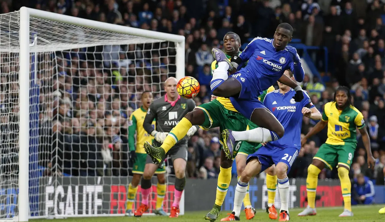  Pemain Chelsea Kurt Zouma  (kanan) berebut bola dengan pemain Norwich Sebastien Bassong  pada lanjutan Liga Premier Inggris di Stamford Bridge, London, Sabtu (21/11/2015).  (Reuters/Andrew Boyers)