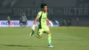 Kiper Persita Tangerang, Kurniawan Kartika Ajie, melakukan selebrasi saat melawan RANS Nusantara FC pada pekan ke-20 BRI Liga 1 2023/2024 di Stadion Indomilk Arena, Tangerang, Kamis (23/11/2023). (Bola.com/M Iqbal Ichsan)