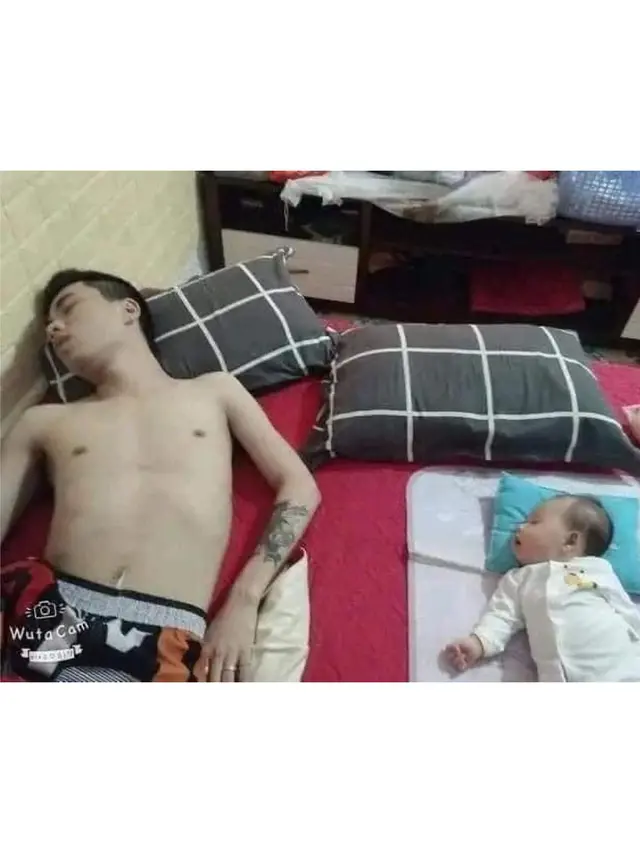 7 Potret Nyeleneh Bapak dan Anak Waktu Tidur Bareng, Posenya Kompak