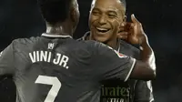 Penyerang Real Madrid, Kylian Mbappe, merayakan gol yang dicetaknya bersama Vinicius Junior dalam laga melawan Celta Vigo dalam lanjutan La Liga Spanyol di Balaidos Stadium, Sabtu (19/10/2024). Real Madrid menang 2-1 dalam pertandingan ini. (AP Photo/Lalo R. Villar)
