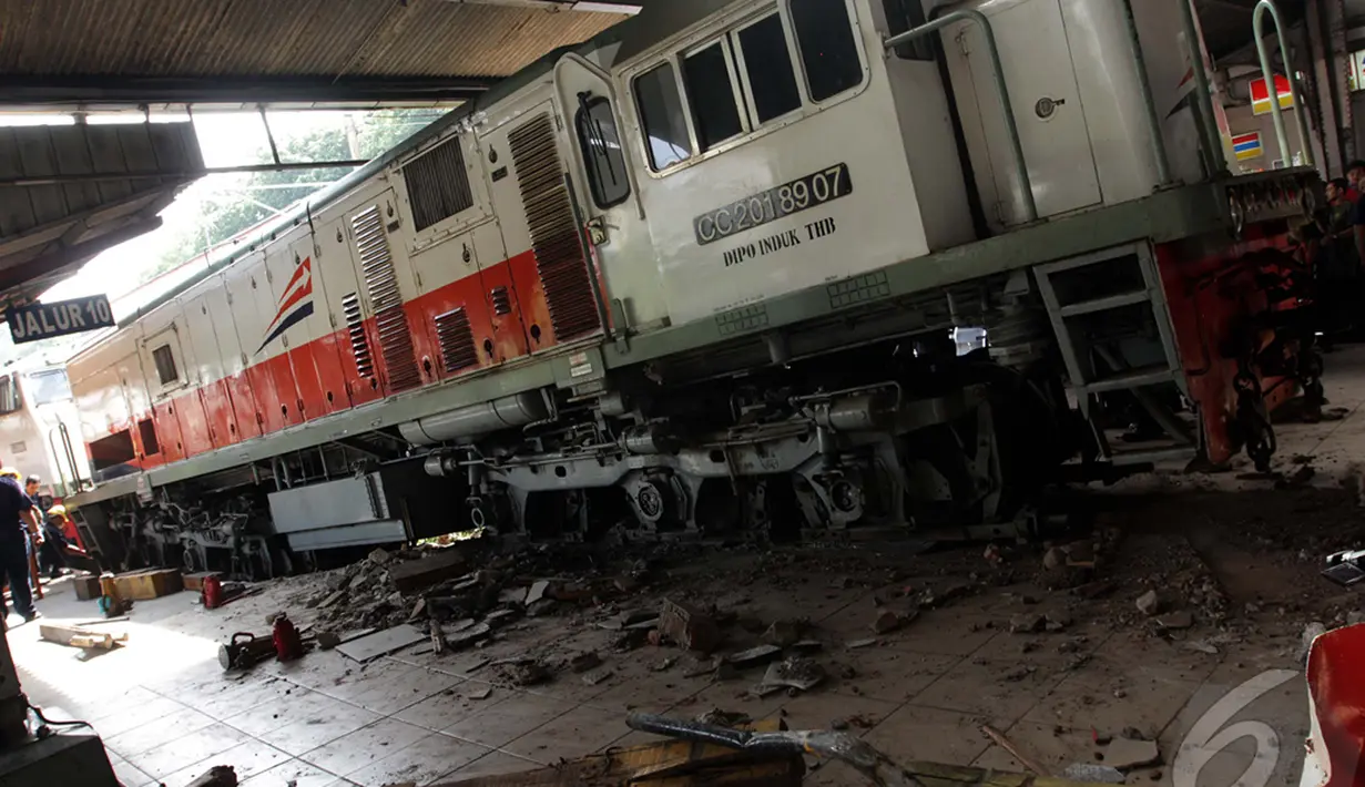 Lokomotif kereta diesel bernomor CC2018907 menabrak pembatas ruang tunggu penumpang di Stasiun Kota, Jakarta, Jumat (26/12/2014). (Liputan6.com/Faizal Fanani)