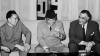 Presiden Sukarno bersama Gamal Abdel Nasser (Kanan) dan PM Chuna Zhu Enlai (kiri) di Mesir tanggal 26 September 1965, sebelum G30S pecah ( AFP)