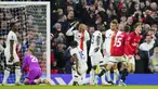 Pemain Manchester United, Victor Lindelof, melakukan selebrasi setelah mencetak gol ke gawang Luton Town pada pekan ke-12 Premier League 2023/2024 di Stadion Old Trafford, Sabtu, (11/11/2023). MU menang tipis dengan skor 1-0. (AP Photo/Jon Super)
