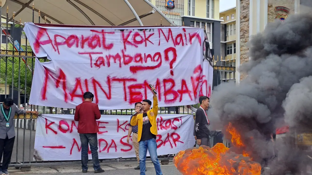 Aksi unjuk rasa desak Polda Sumbar usut tambang ilegal, Jumat (29/11/2024). (Liputan6.com/ Novia Harlina)