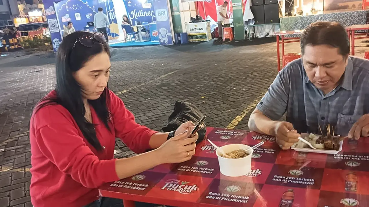 Pengunjung Wisata Kuliner Ramadan sedang menikmati menu yang disajikan.