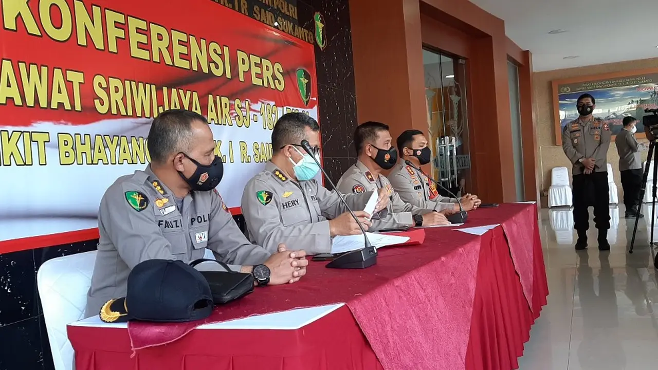 Jumpa pers di RS Polri, Jakarta terkait jatuhnya pesawat Sriwijaya Air SJ 182, Senin (11/1/2021).