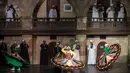 Penari mesir melakukan gerakan tari Tanoura selama bulan Ramadan di istana budaya El-Ghuri, Kairo, 22 Mei 2018. Tanoura memiliki arti rok, ditarikan dengan gerakan tarian berputar-putar dengan roknya yang lebar dan berwarna-warni. (AFP/KHALED DESOUKI)