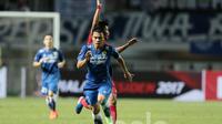 Pemain Persib Bandung, Dedi Kusnandar saat berlaga melawan Semen Padang FC di Stadion Pakansari, Bogor (11/3/2017). (Bola.com/Nicklas Hanoatubun)