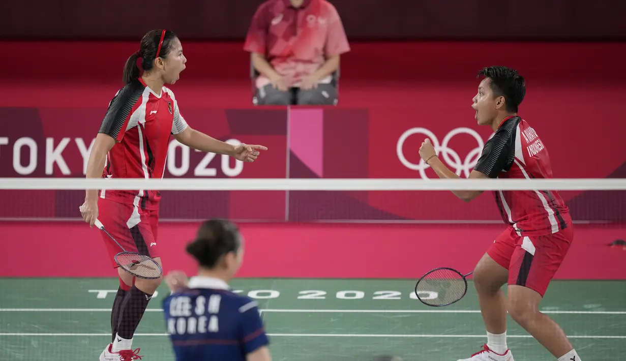 Ganda putri Indonesia, Greysia Polii / Apriyani Rahayu berselebrasi saat mendapat poin melawan Lee So-hee / Shin Seung-chan dari Korsel pada semifinal bulu tangkis tunggal putri Olimpiade Tokyo 2020, Jepang, Sabtu (31/7/2021). Greysia  / Apriyani menang dua set langsung. (AP Photo/Dita Alangkara)