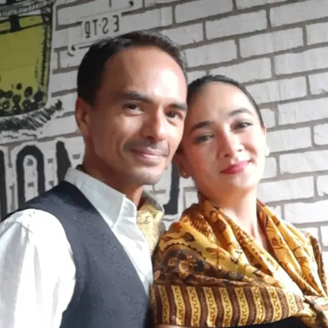 17 Tahun Menikah, Ini 6 Potret Mesra Attar Syach dan Ananda Lontoh