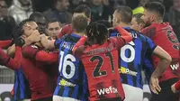 Laga antara AC Milan kontra Inter Milan pada pekan ke-33 Serie A Liga Italia 2023/2024 yang menjadi laga resmi Derby Della Madonnina edisi ke-239 diwarnai beberapa momen panas. Wasit pun terpaksa mengeluarkan 6 kartu kuning dan 3 kartu merah dalam laga tersebut yang berujung kebahagiaan bagi Inter Milan yang akhirnya menyegel gelar Liga Italia ke-20 sepanjang sejarah. Berikut beberapa momen panas yang terekam kamera. (AP Photo/Luca Bruno)
