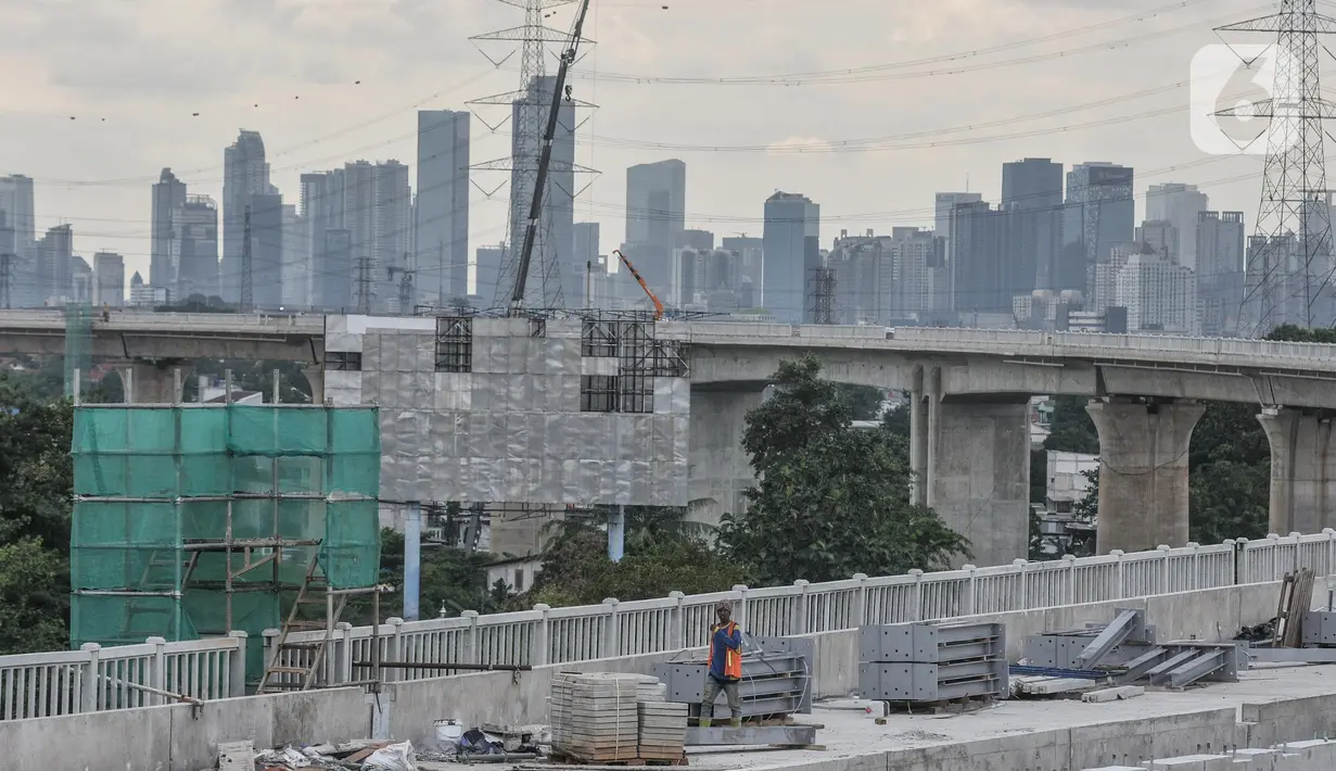 Aktivitas pekerja saat menyelesaikan proyek pembangunan Kereta Cepat Jakarta-Bandung di kawasan Halim Perdanakusuma, Jakarta, Selasa (8/3/2022). PT KCIC menyatakan pengerjaan proyek Kereta Cepat Jakarta-Bandung telah mencapai 80,31 persen dari target penyelesaian. (merdeka.com/Iqbal S. Nugroho)