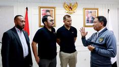 Menteri Pemuda dan Olahraga (Menpora) Zainudin Amali, berbincang dengan CEO Asosiasi Pesepak Bola Profesional Indonesia (APPI) Hardika Aji, Presiden APPI Andritany, Manajer Persipura Jayapura Yan P. Mandenas saat pertemuan di Kantor Kemenpora, Senin (30/1/2023). (Bola.com/M Iqbal Ichsan)