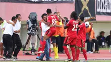 Pemain Semen Padang, Irsyad Maulana, merayakan gol kedua yang dicetaknya ke gawang Mitra Kukar bersama pelatih Nil Maizar pada lanjutan Grup D Piala Jenderal Sudirman 2015 di Stadion Manahan, Solo, Selasa (15/12/2015). (Bola.com/Nicklas Hanoatubun)