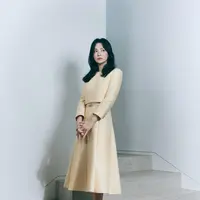 Elegannya Song Hye Kyo pakai setelan atasan dan bawahan yang serasi. Structured set bernuansa kuning pastel ini terdiri dari atasan lengan panjang dan midi skirt, dengan detail belt kecil yang manis, dipadu dengan high heels putih. [Foto: Instagram/kyo1122]