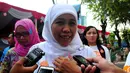 Menteri Sosial Khofifah Indar Parawansa memberikan keterangan kepada wartawan saat peringatan Hari Kartini dan satu tahun hari jadi SPAK di gedung KPK, Jakarta, Selasa (21/4/2015). (Liputan6.com/Yoppy Renato)