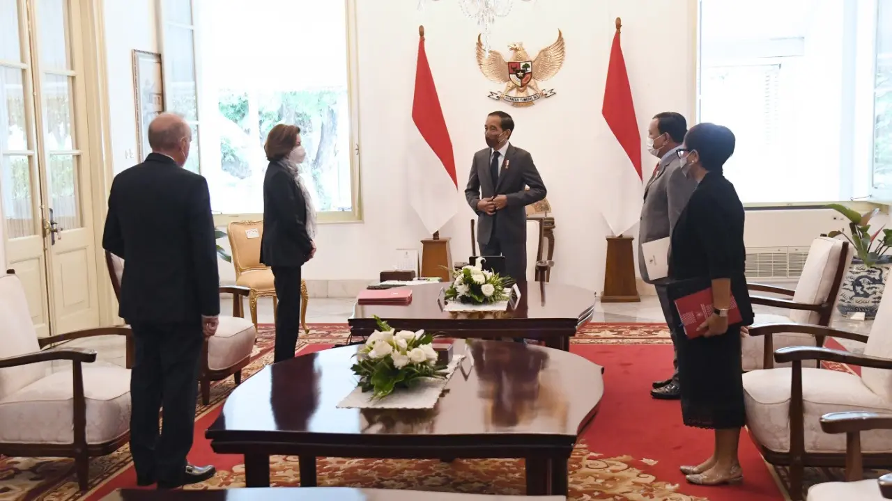 Presiden Joko Widodo (Jokowi) menyambut baik penandatanganan beberapa nota kesepahaman atau Memorandum of Understanding (MoU) kerja sama pertahanan bidang alutsista antara Indonesia dan Prancis.