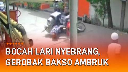 VIDEO: Gerobak Bakso Ambruk, Dikagetkan Bocah Lari di Jalan